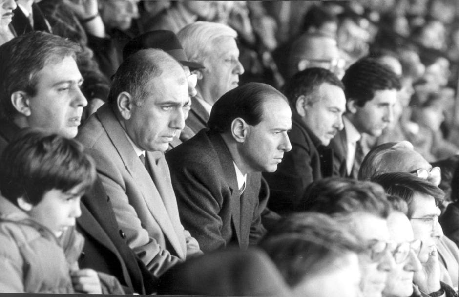 Una delle primissime foto di Galliani e Berlusconi fianco a fianco in tribuna.